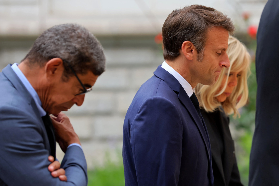 Macron rindió homenaje en Francia a las víctimas del ataque a cuchillos en una plaza. Foto: REUTERS.