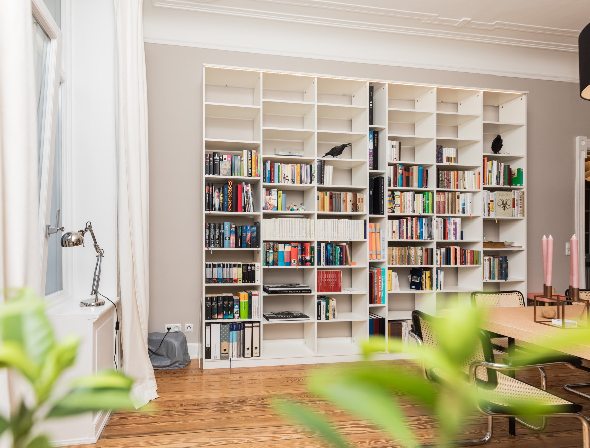 Biblioteca en el hogar. Foto: Unsplash.