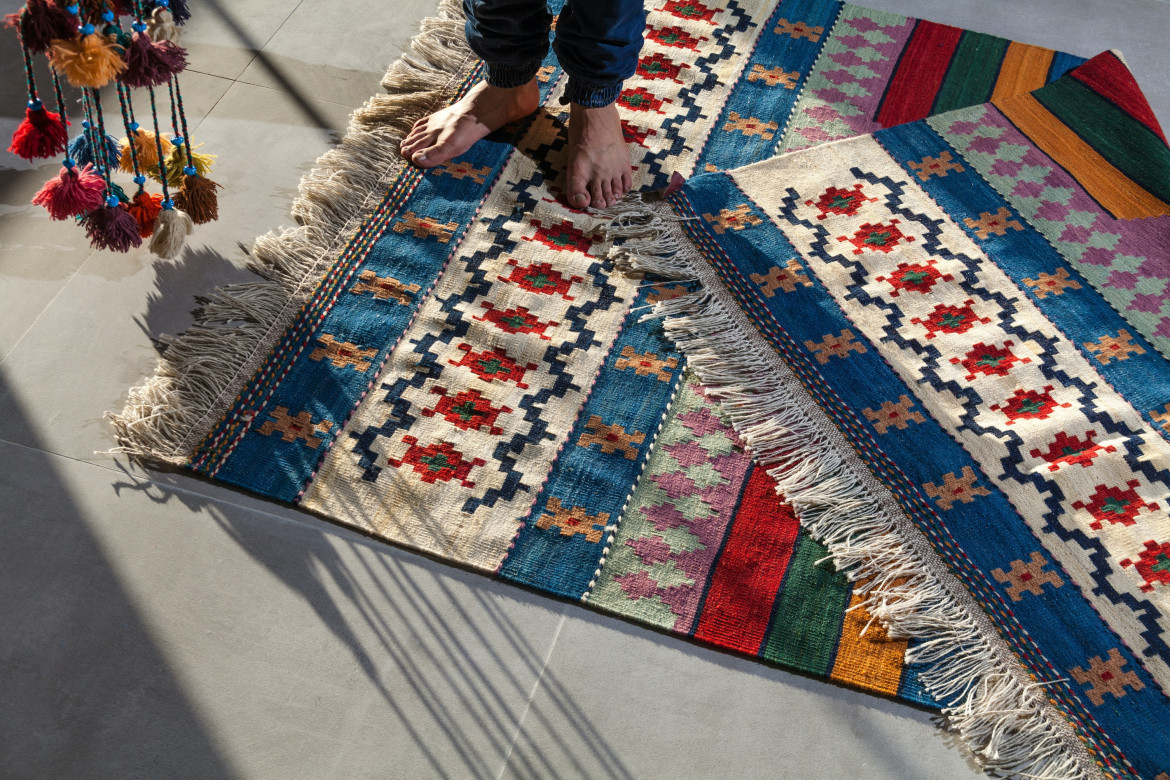 Alfombras en los pisos como métodos para vencer el frío. Foto: Unsplash.