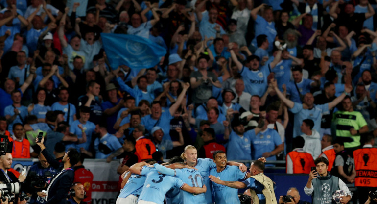 El abrazo grupal de Manchester City, campeón de la Champions League 2022-23. Foto: Reuters.
