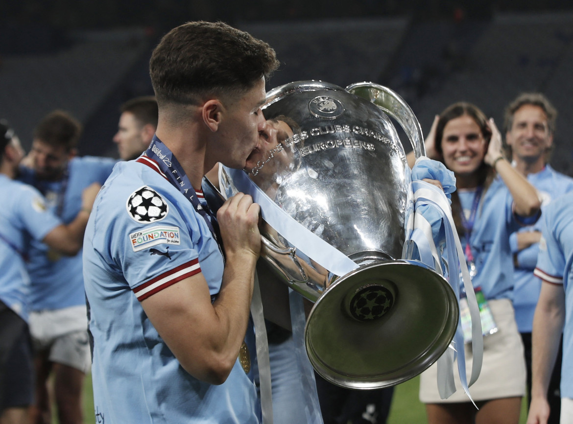 Julián Álvarez besando la Orejona. Foto: Reuters.