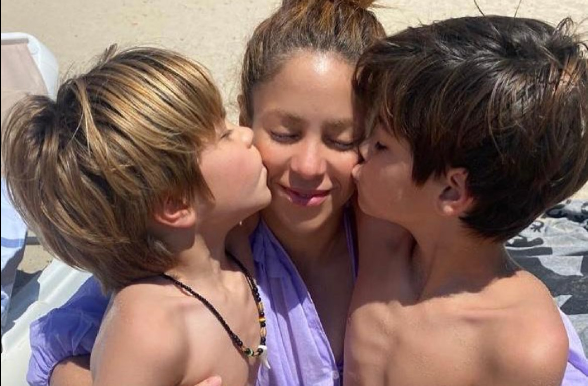 Shakira junto a sus dos hijos. Foto: Instagram.