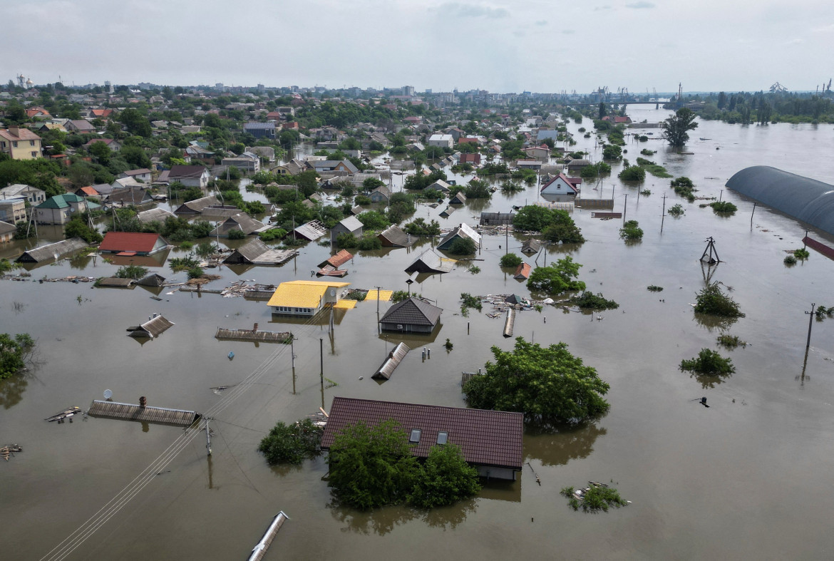 Guerra Rusia-Ucrania. Destrucción de la represa de Kajovka, rescate. Foto: Reuters.