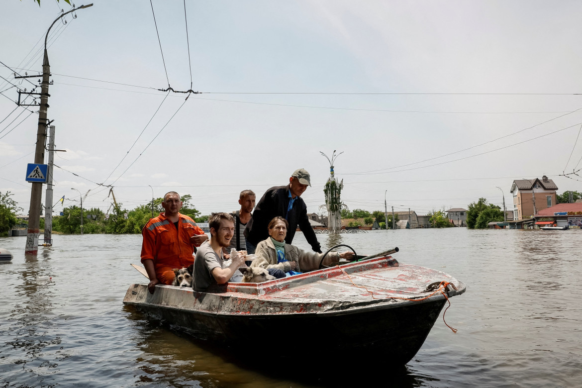 Guerra Rusia-Ucrania. Destrucción de la represa de Kajovka, rescate. Foto: Reuters.