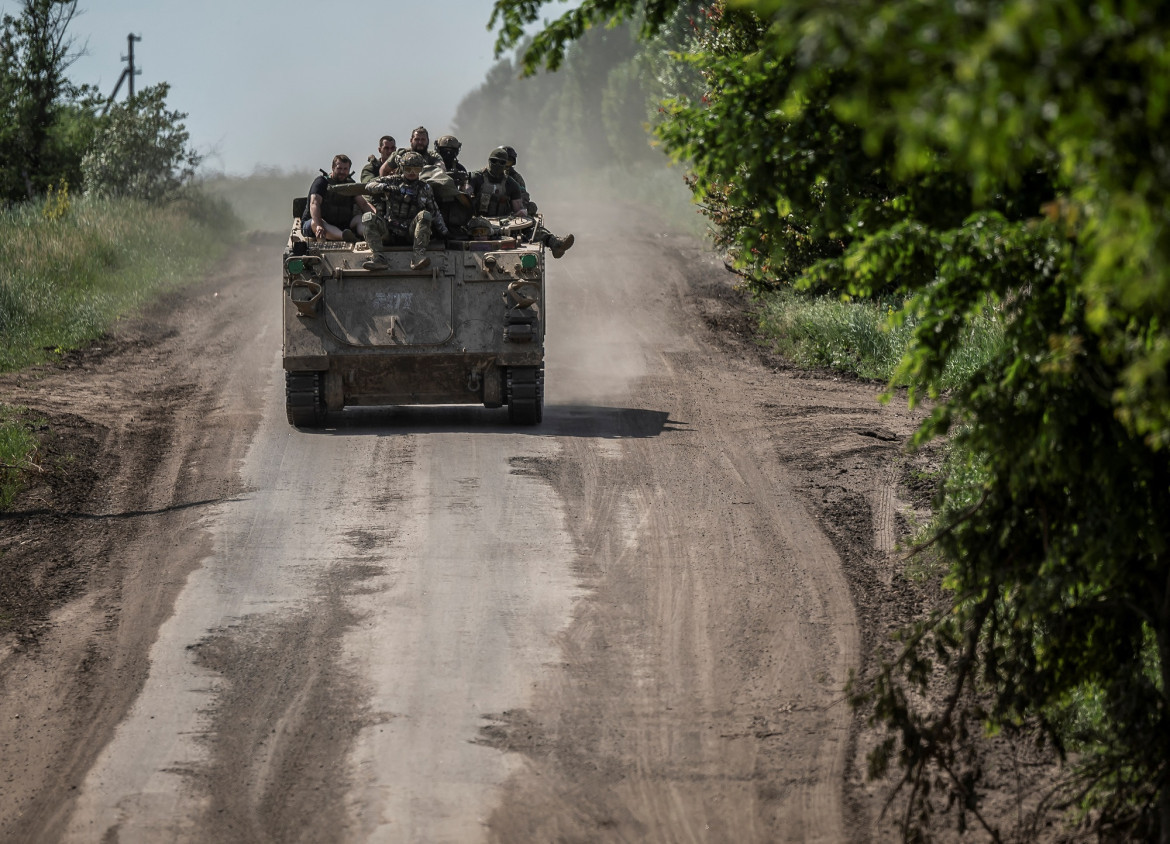 Guerra entre Rusia y Ucrania. Tanque de brigada ucraniana. Foto: Reuters.