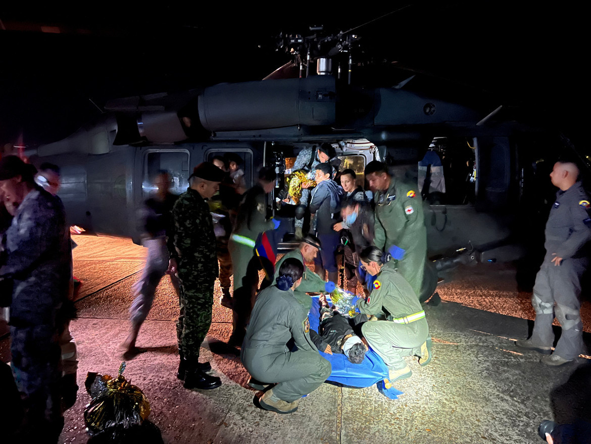 Rescatistas con los niños colombianos. Foto: Reuters.