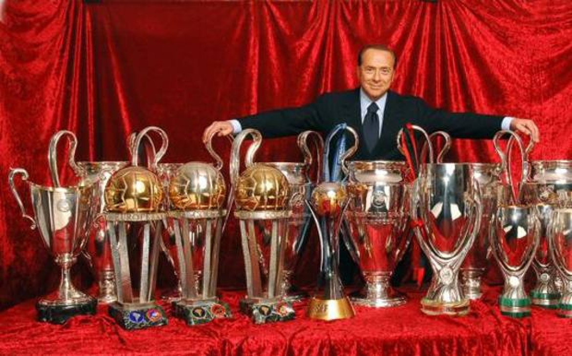 Silvio Berlusconi con los trofeos que ganó el AC Milan con él como presidente. Foto: Archivo.