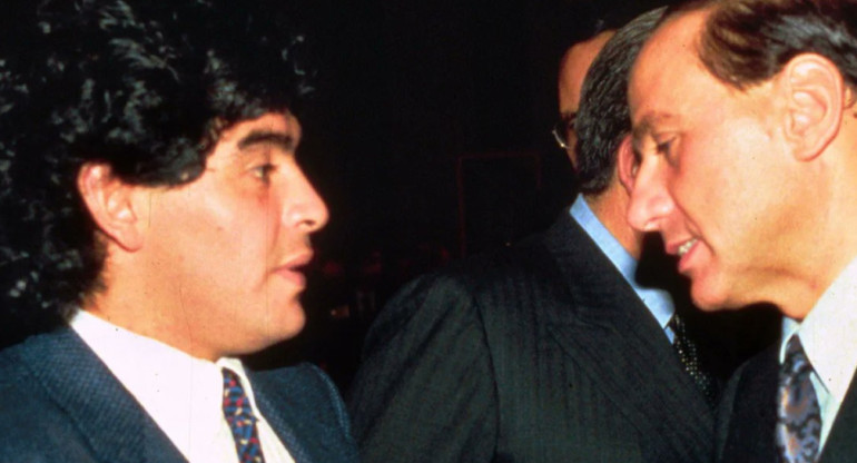 Diego Maradona y Silvio Berlusconi. Foto: NA.