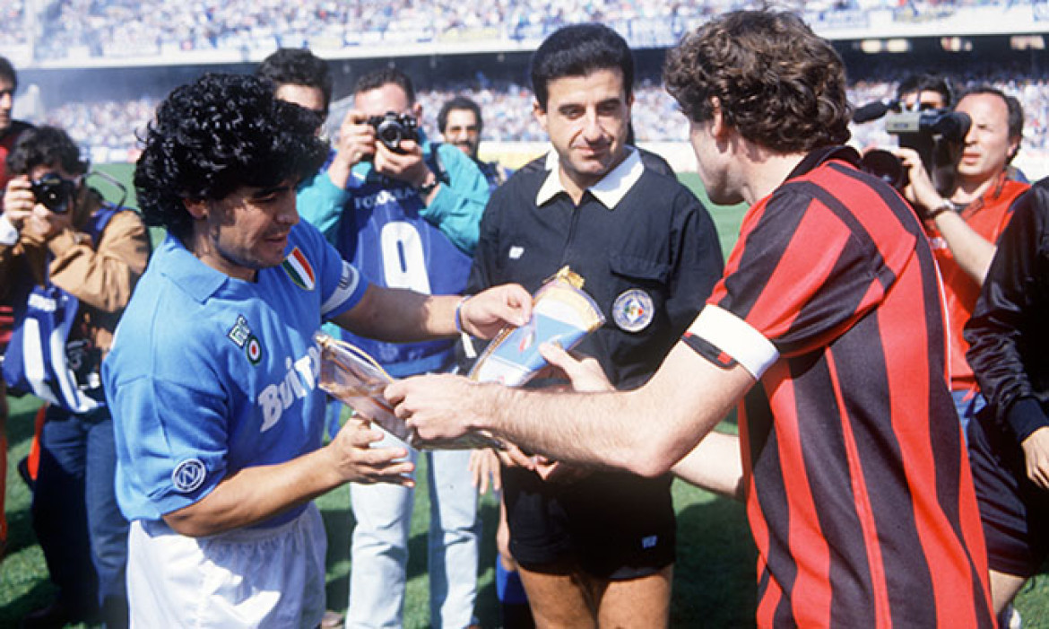 Diego Maradona vs AC Milan. Foto: Archivo.
