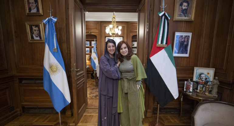 Cristina Fernández de Kirchner junto a Reem Al Hashimy. Foto: Twitter @CFKArgentina.