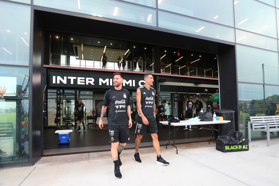 Lionel Messi y Ángel Di María en el predio del Inter Miami. Foto: NA.