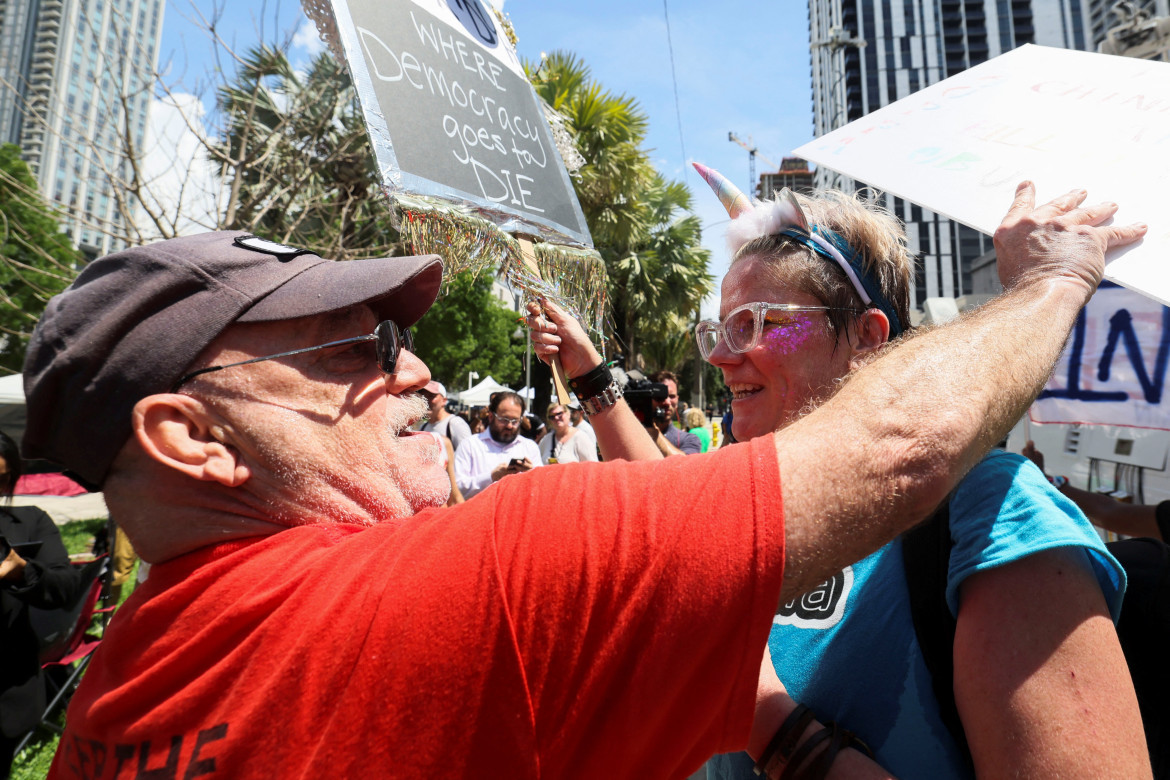 Manifestación en contra y a favor de Trump. Foto: Reuters.