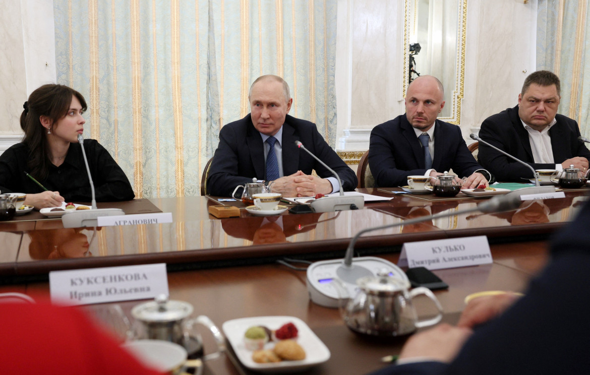 Vladímir Putin durante una reunión con corresponsales de guerra rusos en el Kremlin. Foto: Reuters.