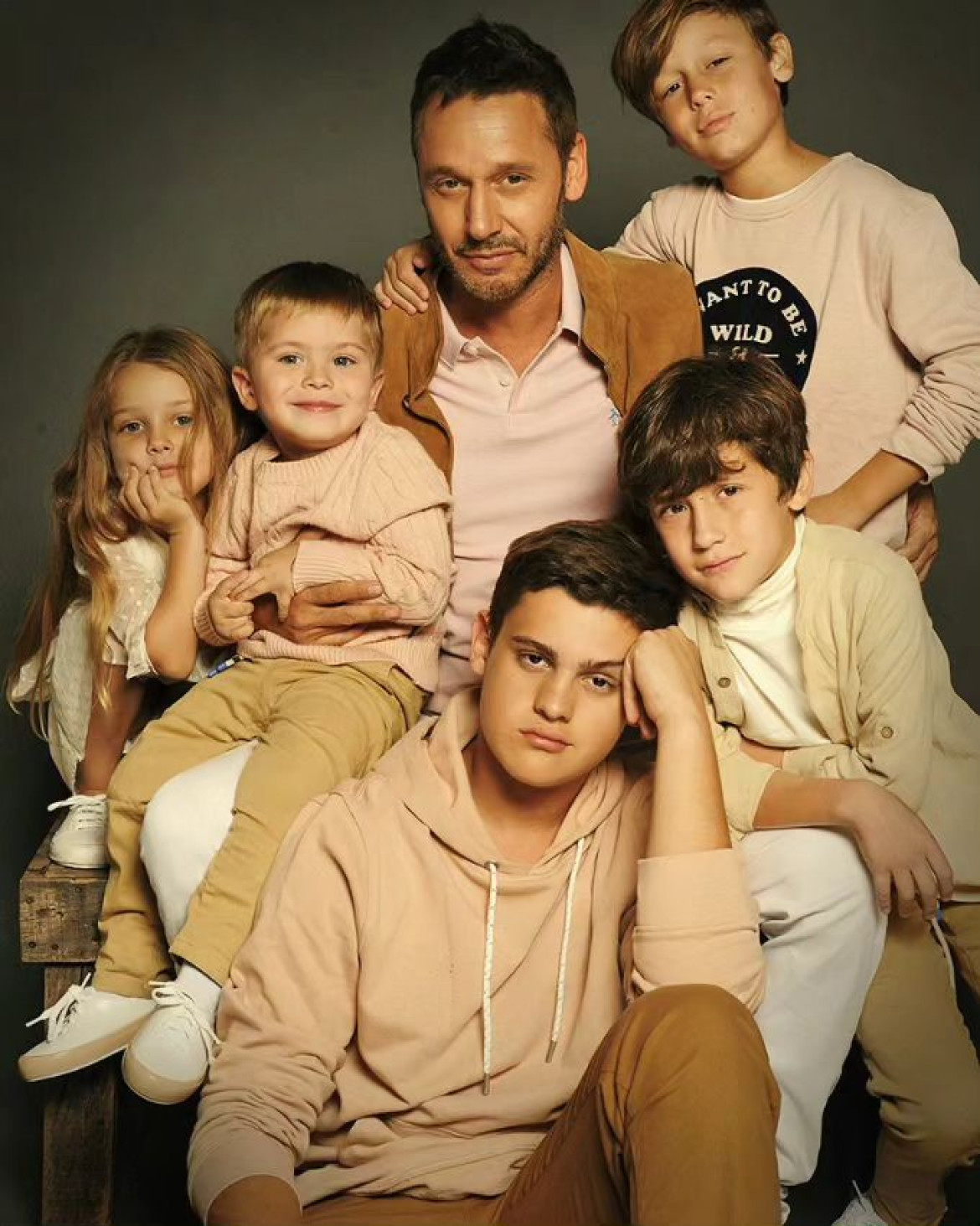 Benjamín Vicuña junto a sus hijos en una sesión de fotos. Foto: Instagram/benjaminvicuna.ok