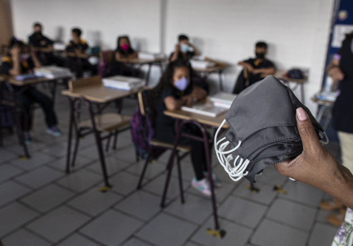 Uso de barbijos en escuela de Chile. Foto: Reuters