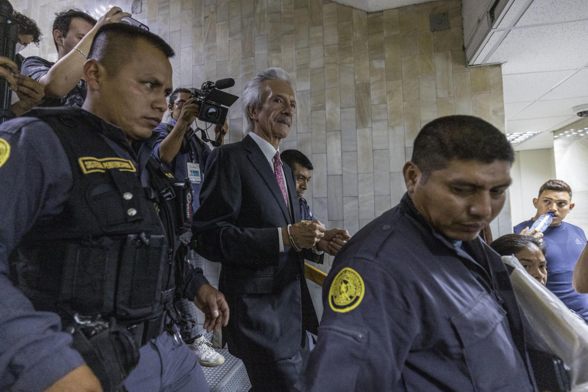 El periodista José Rubén Zamora, esposado, asistió a la lectura de la sentencia en su contra. Fuente: EFE.