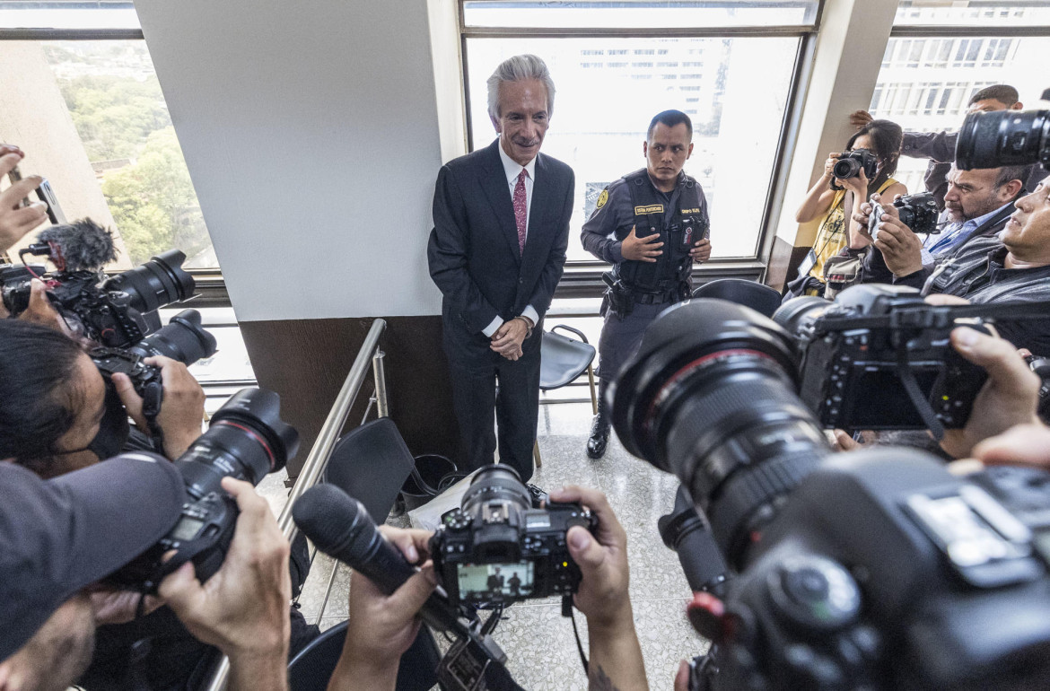 Periodistas y fotógrafos rodean al periodista José Rubén Zamora luego de conocerse su condena a prisión. Fuente: EFE.