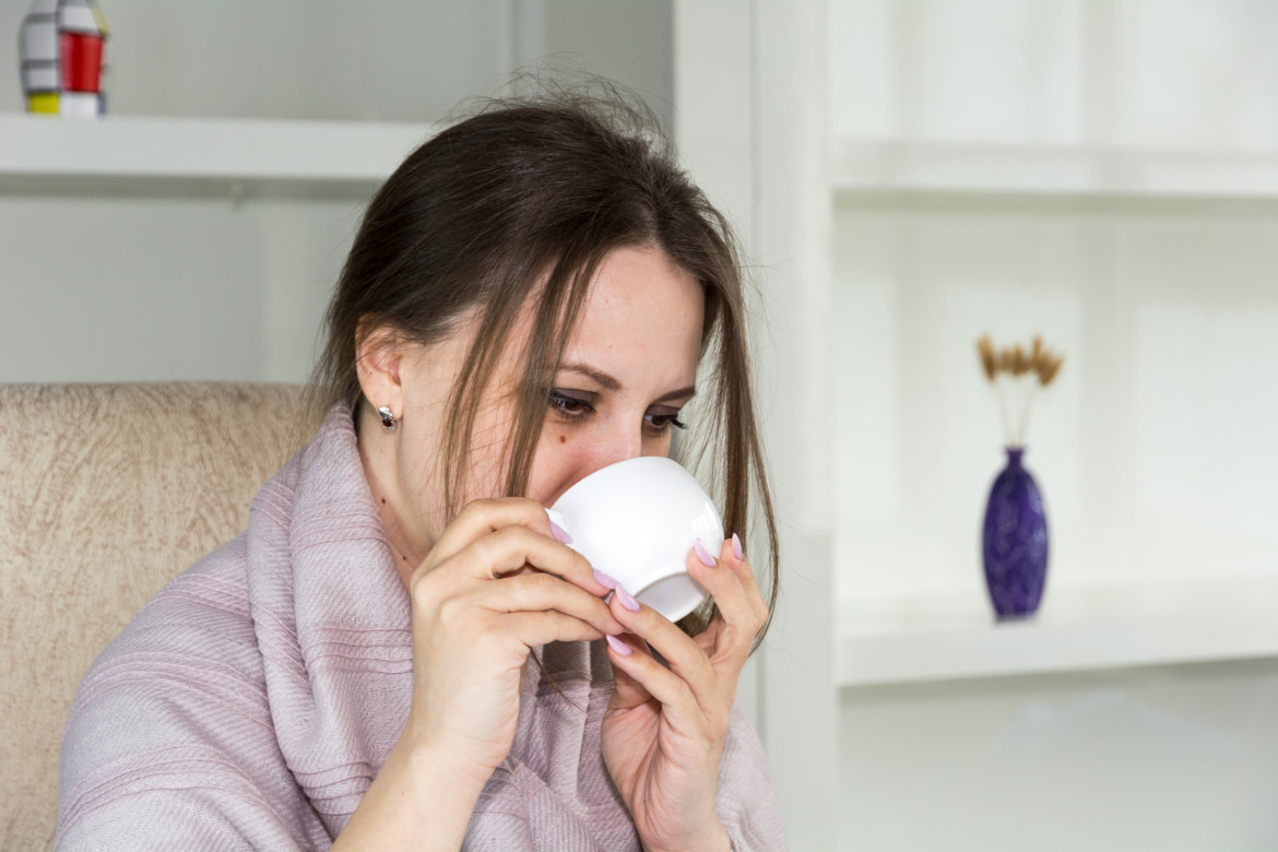 Persona bebiendo una taza de té caliente. Foto: Unsplash