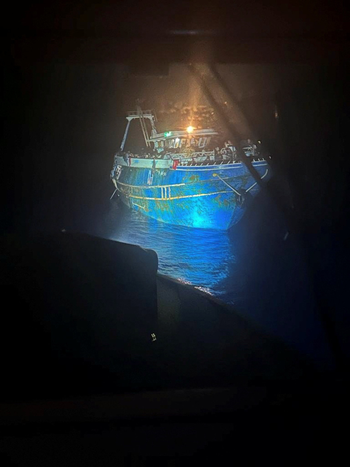 Hundimiento de un barco en las costas griegas. Foto: Reuters.