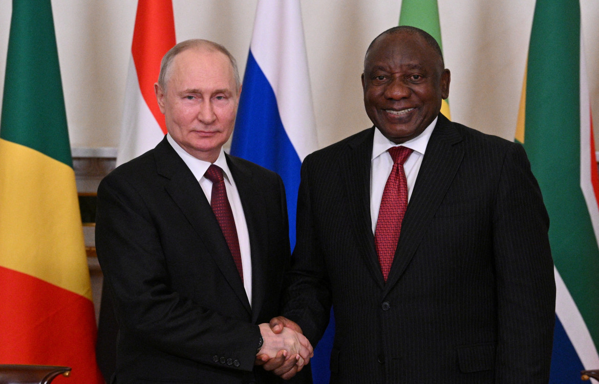 El presidente ruso, Vladimir Putin, le da la mano al presidente sudafricano Cyril Ramaphosa durante la reunión en San Petersburgo. Fuente: Reuters.