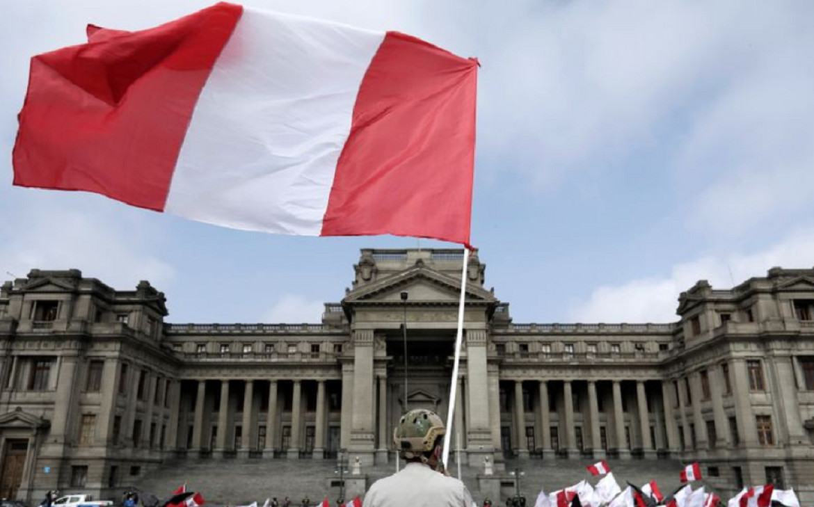 Manifestantes frente al Congreso de Perú. Foto: Reuters