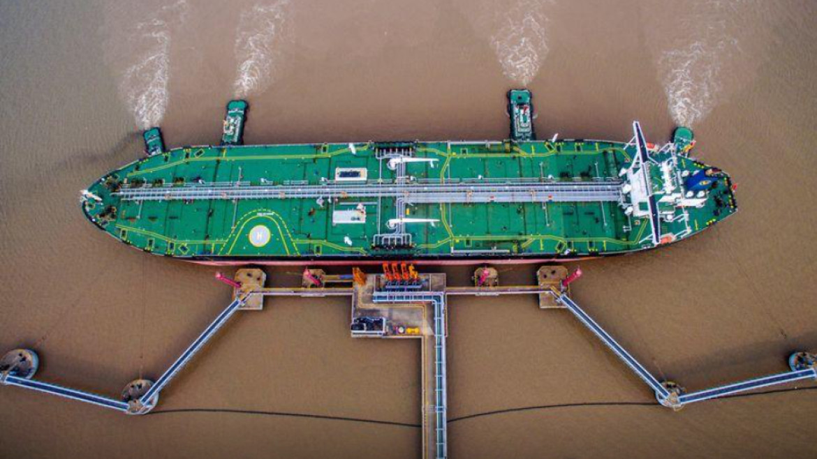buque petrolero descargando crudo en una terminal en Zhoushan, provincia de Zhejiang, China. Fuente: Reuters.