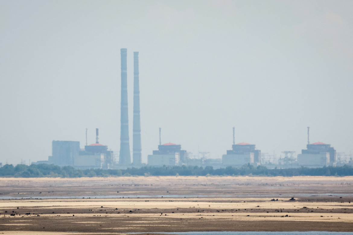 Vista de la planta nuclear de Zaporizhzhia desde el banco del embalse de Kakhovka en Nikopol . Foto Reuters