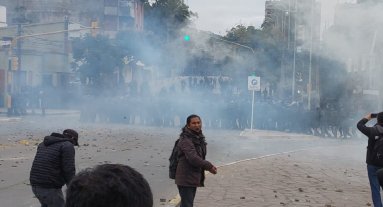 Violentas protestas en Jujuy por la reforma constitucional. Foto: NA.