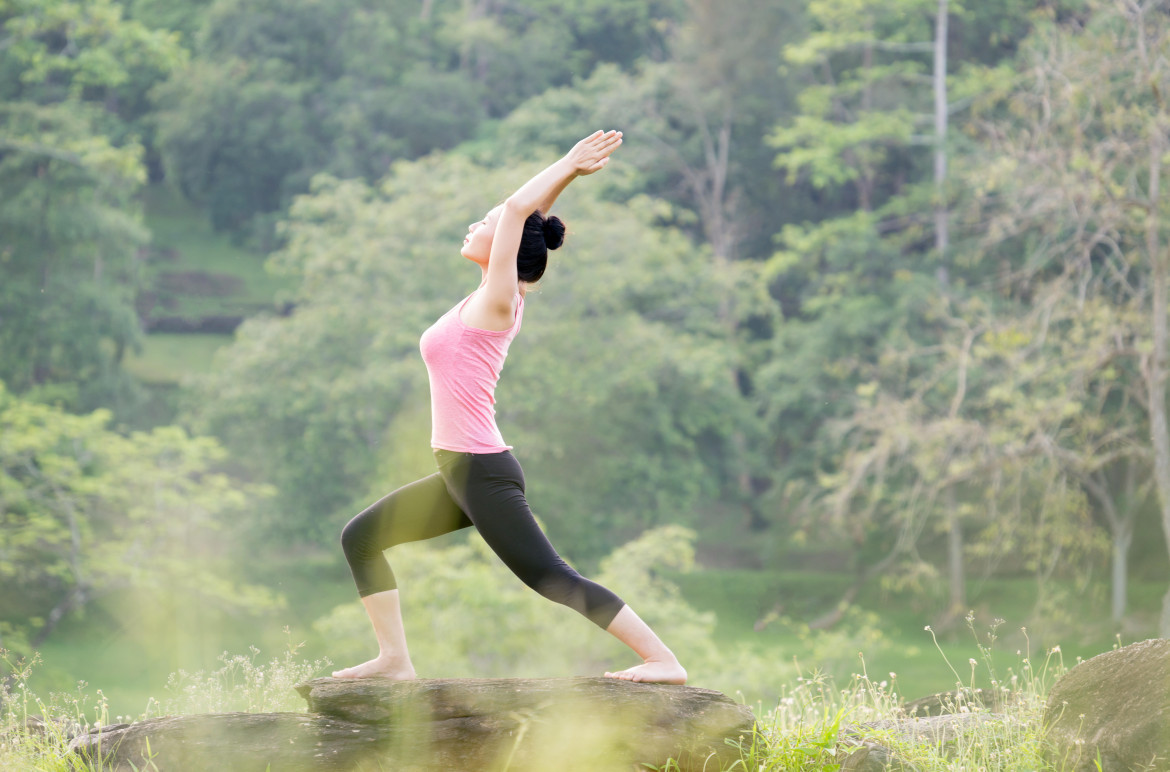 Una mujer practicando yoga. Alamy