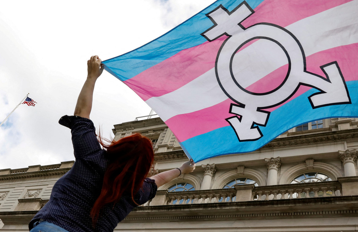 Manifestante en contra de las prohibiciones a los transgénero en EEUU. Foto: Reuters