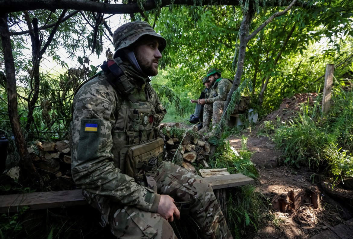 Ejército ucraniano en su posición en una línea del frente, en la región de Donetsk. Reuters