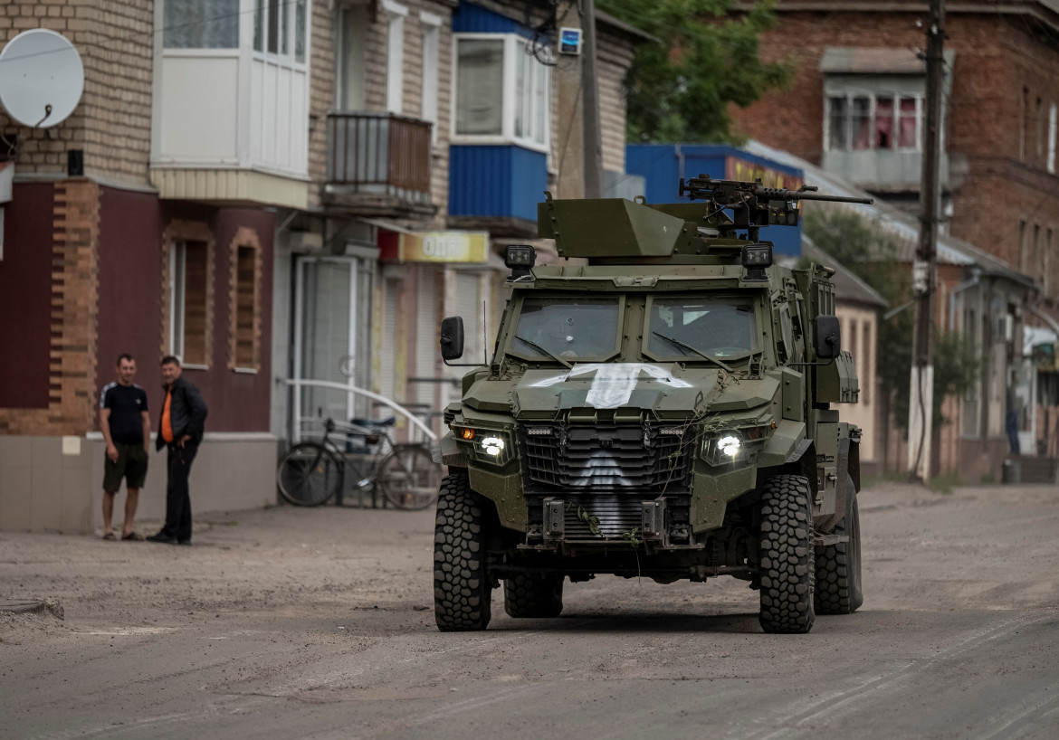 Guerra entre Rusia y Ucrania. Vehículo militar blindado. Foto: NA.