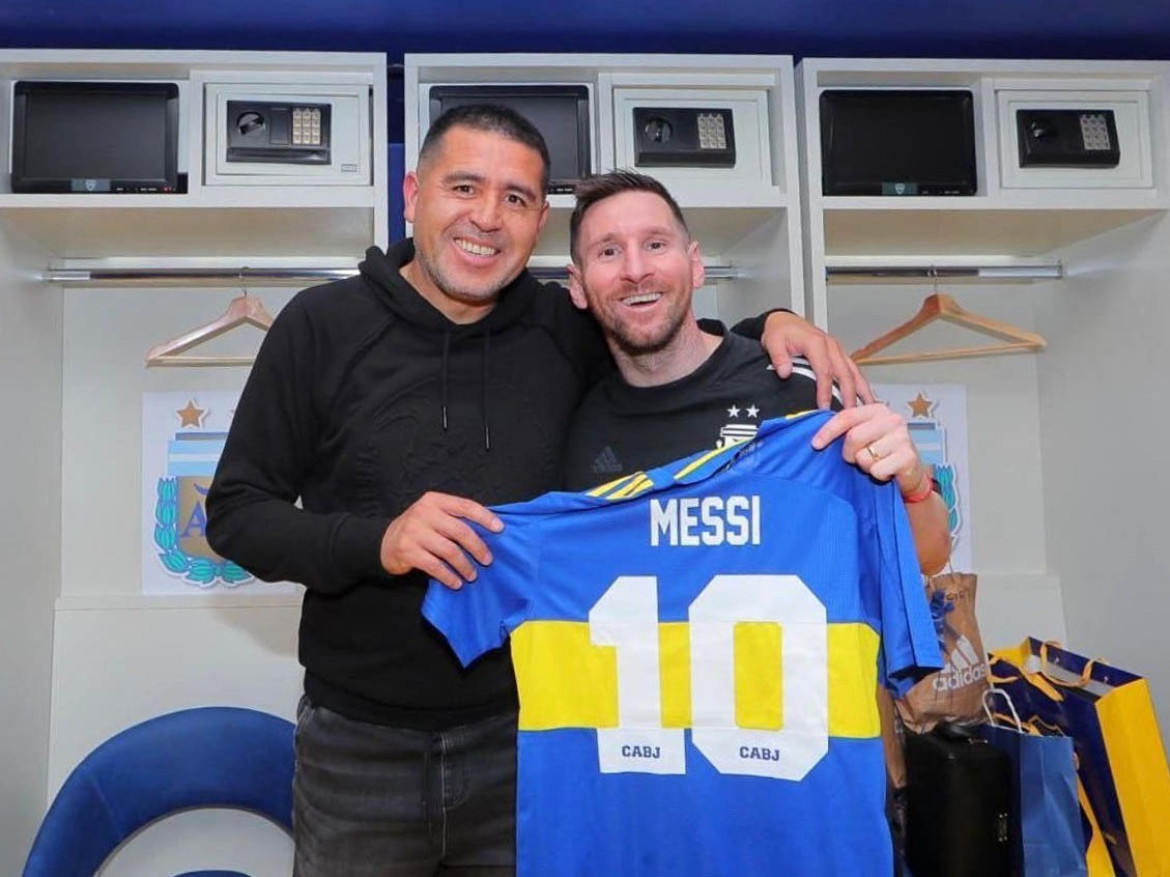 Roman Riquelme junto a Lionel Messi. Foto: NA