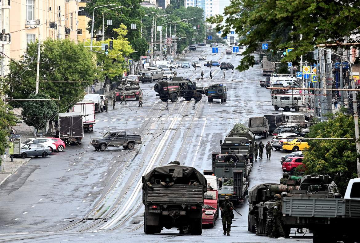 Muchas calles están cortadas por la tensión que se vive en Moscú. Foto: Reuters.
