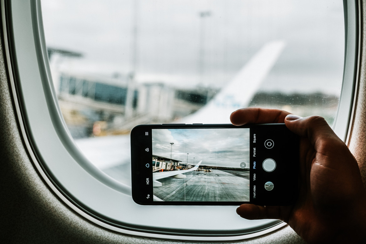 Algunas características de los celulares están disponibles durante los vuelos. Foto: Unsplash.