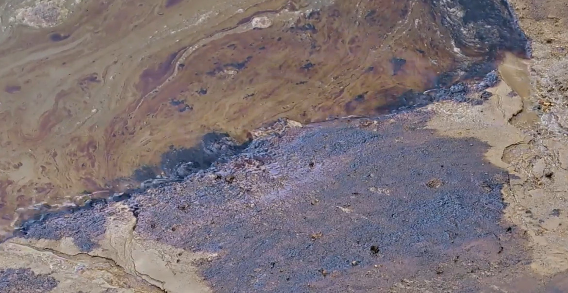Aguas contaminadas por el petróleo. Foto: captura Ruptly.