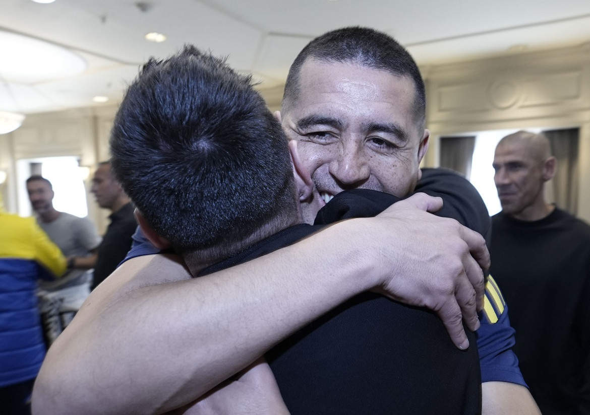 El abrazo entre Juan Román Riquelme y Lionel Messi. Foto: Twitter @BocaJuniors.