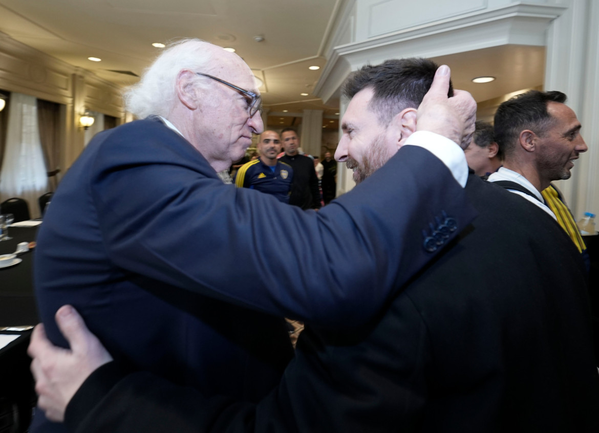 Carlos Bianchi se fundió en un abrazo con Lionel Messi en la previa de la Despedida de Riquelme. Foto: Twitter @BocaJrsOficial.