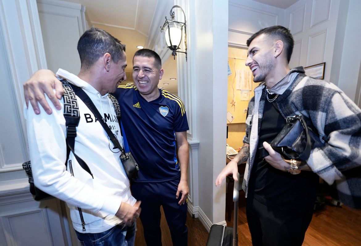 Ángel Di María y Leandro Paredes junto a Riquelme, en el día de su despedida. Foto: Twitter @BocaJrsOficial.