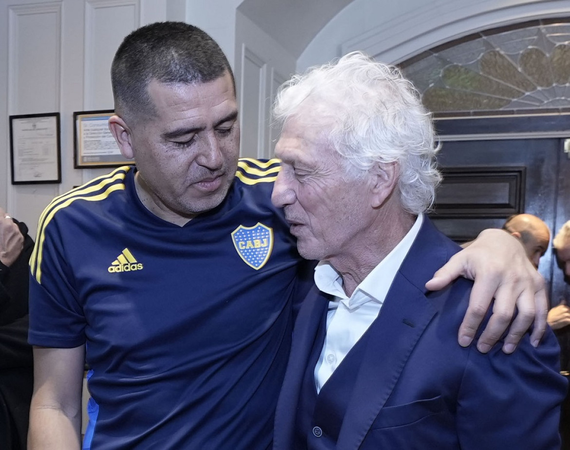 Juan Román Riquelme junto a José Néstor Pekerman. Foto: Twitter @BocaJrsOficial.