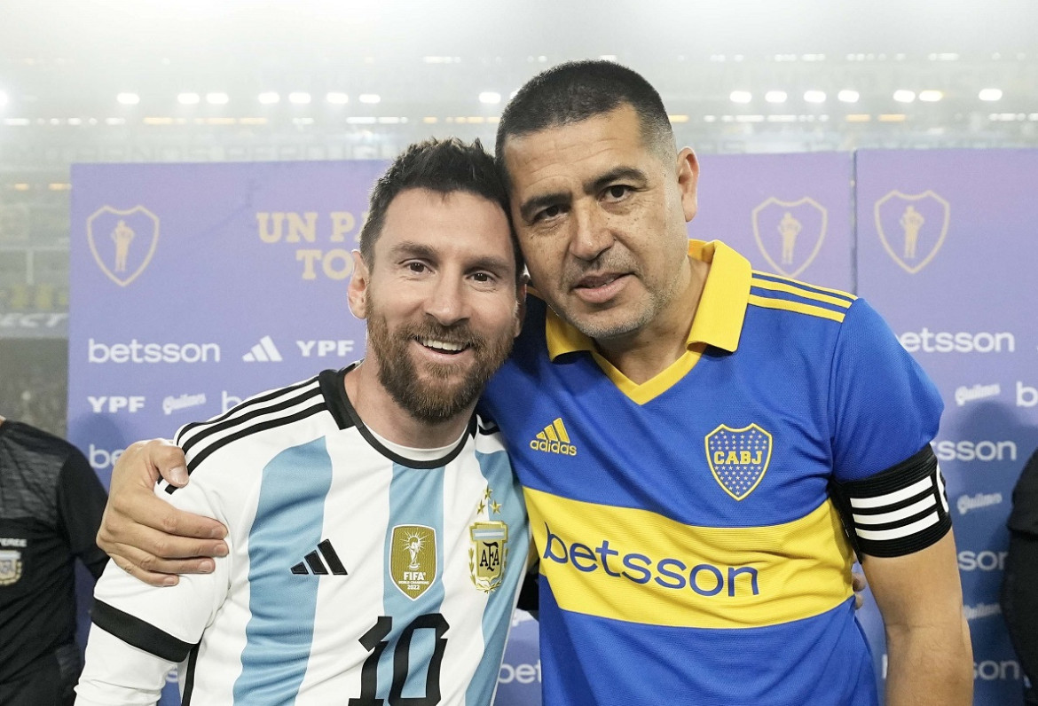 Lionel Messi dijo presente en la despedida de Riquelme. Foto: Télam.
