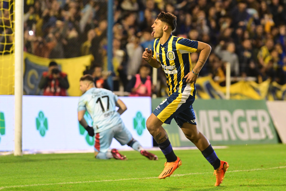 Alejo Véliz convirtió de penal el empate de Rosario ante Colón. Foto: Télam.