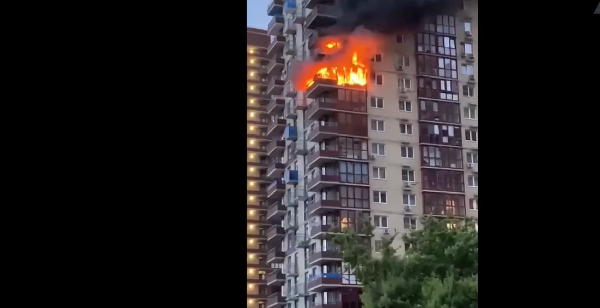 Edificio se incendia en Rusia. Foto: Ruptly.