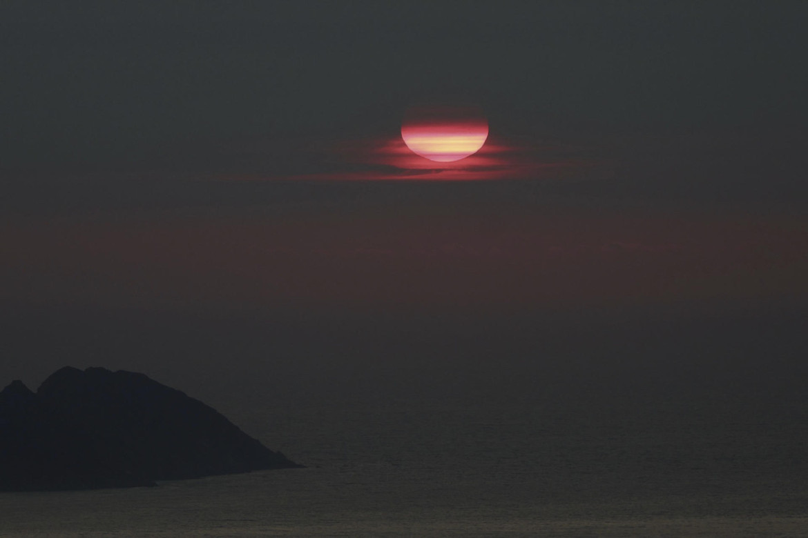 Vista del humo que desprenden los incendios de Canadá desde el monte Cepudo de Vigo, España. Fuente: EFE.