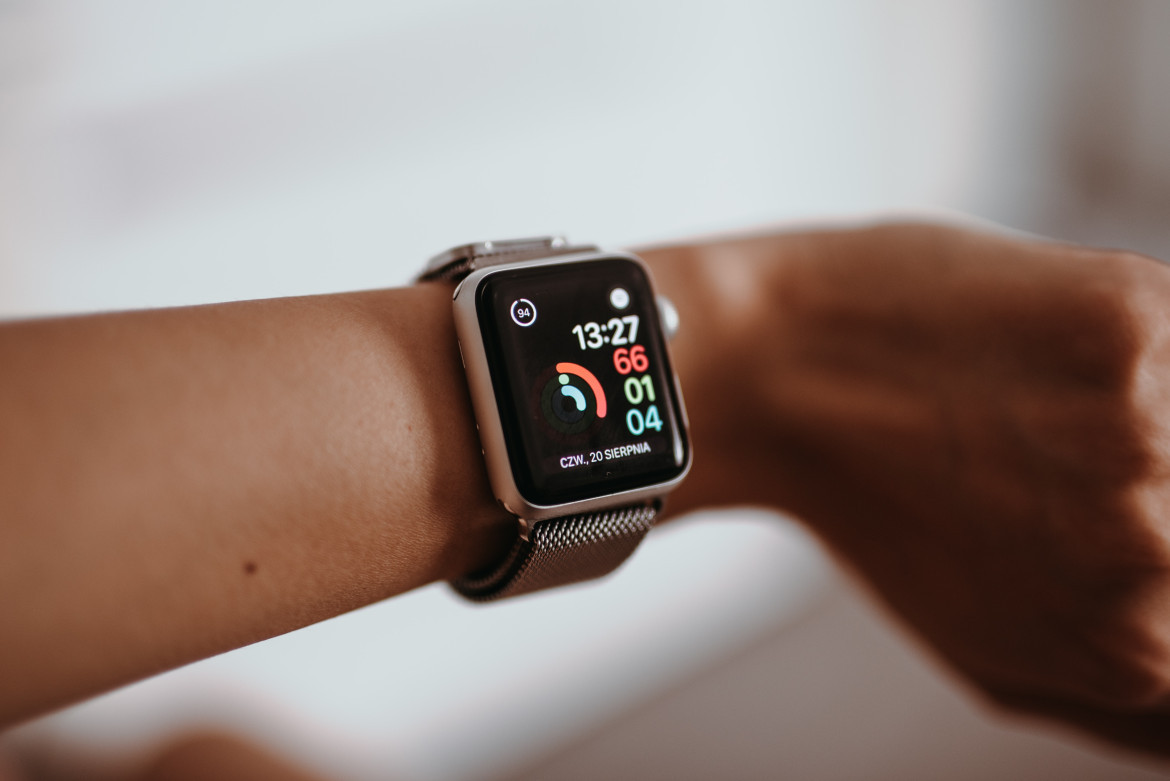 Un reloj Apple Watch salvó a una mujer de una embolia pulmonar. Foto: Unsplash.