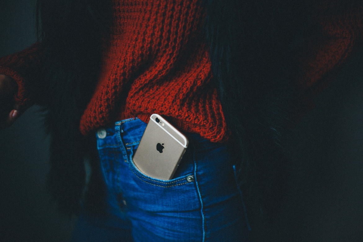 Guardar el celular en el pantalón puede desteñir la funda. Foto: Unspash