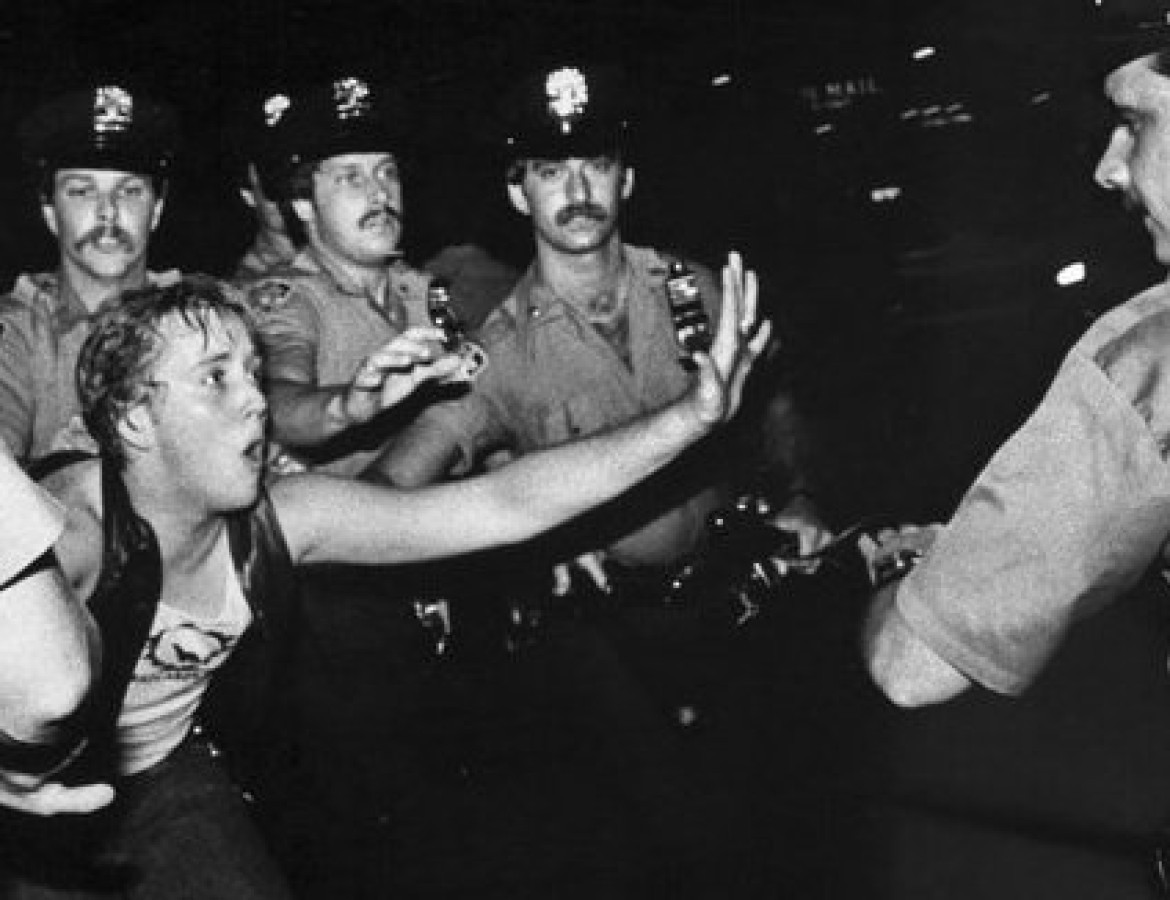 Revuelta en el bar “Stonewall Inn” 1969. Foto: Twitter @PresentesLatam