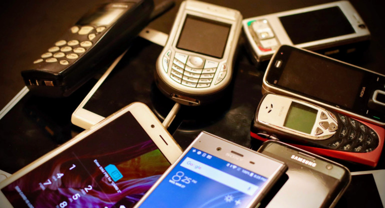 Los teléfonos móviles se ralentizan con el tiempo.  Foto: Unsplash.