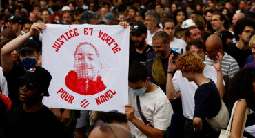 El rostro de Nahel en las protestas por su muerte. Foto: Reuters.