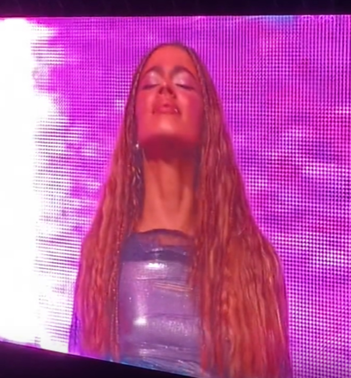 Tini en pleno concierto tratando de respirar. Foto: captura video.